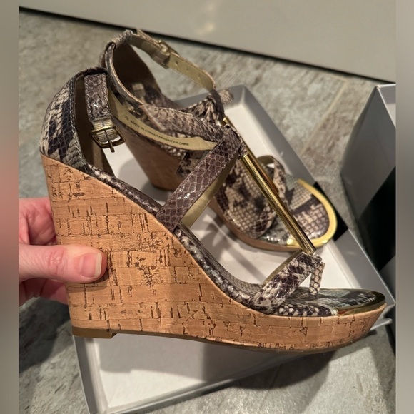 7.5 snakeskin, cork, and gold accent women’s wedge sandals - Picture 1 of 8